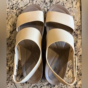 Crocs Women’s Brooklyn Low Wedge Sandal, Metallic Champagne, Size 9